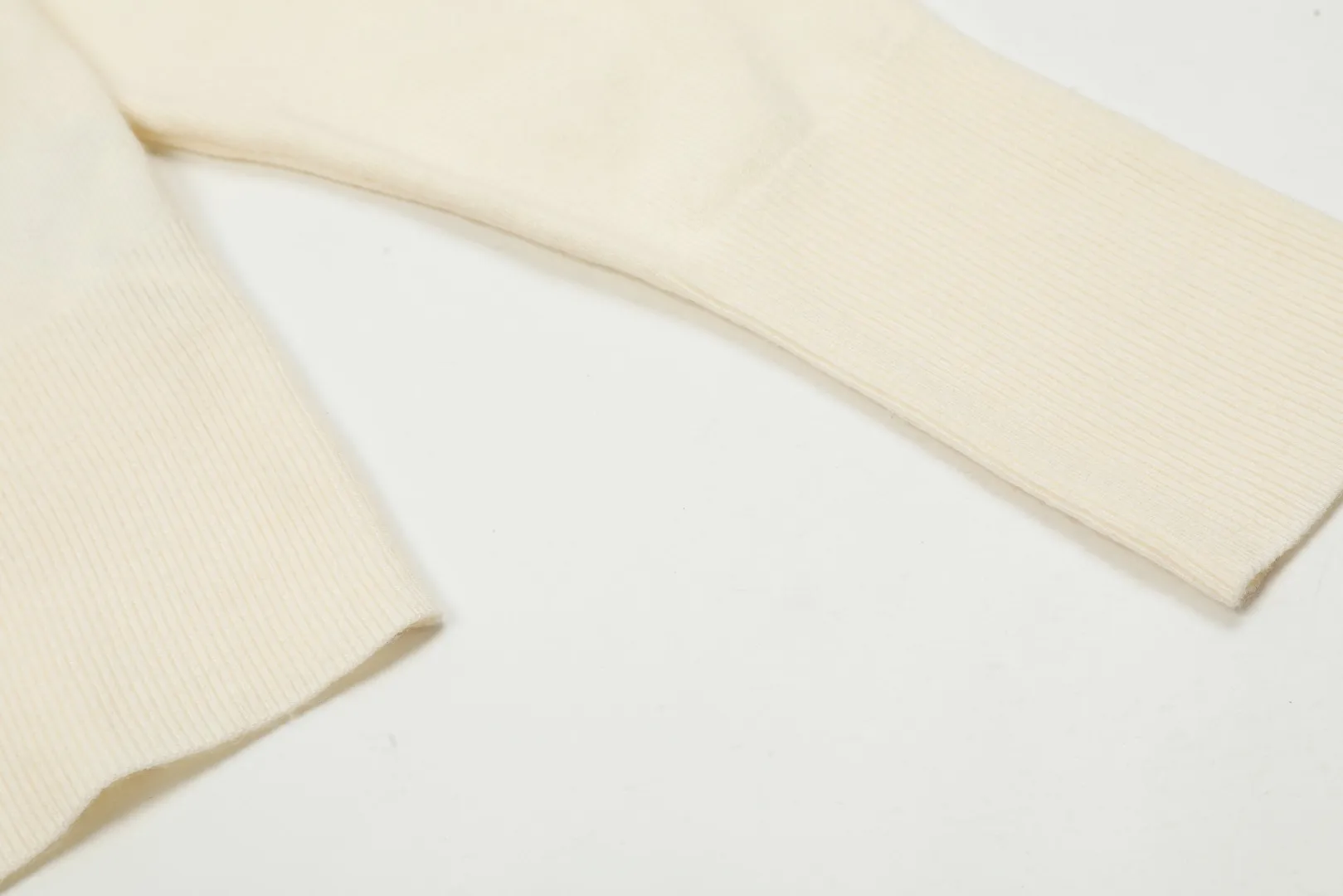 vivienne west wood Vivienne Saturn Classic Knitted Sweater Wool Cardigan 2023FW Latest Model Exclusive and Highest Quality on the Whole Network Order with Confidence - 🧩15% Merino Cotton Wool 85% Wool Blended 🧩Correct Italian 🇮🇹100% Wool Washed Wheat Logo 🧩Original Purchase True Model Opening 🧩Original Purchase Records and Comparison Charts Can Be Provided Order with Confidence 🧩Customized laser translucent buttons, the texture is clean and clear, completely restored 🧩Instant sale of all Taobao 300+ versions. Purchasing quality, full of quality, definitely not a copywriter, a real good product, the actual product is far beyond the budget. Size: S -M- L Color: black, cream apricot, coffee, gray, fluorescent green, blue